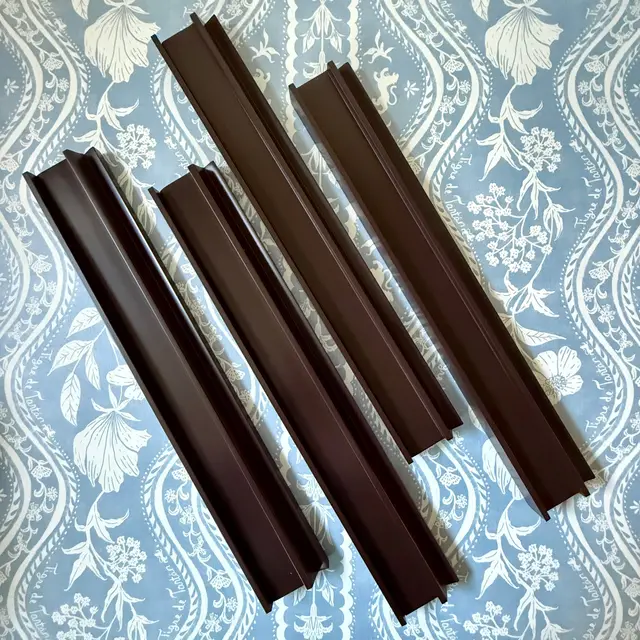 Tigre de Tartan Rich Raisin Beechwood Mahjong Racks with 4 Magnetic STRAIGHT Pushers, set of 4 and Custom Storage Bag