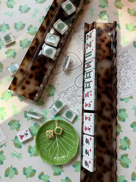 Tigre de Tartan Tortoise Acrylic Mahjong Racks with 4 Magnetic SCALLOPED Pushers, set of 4 and Custom Storage Bag